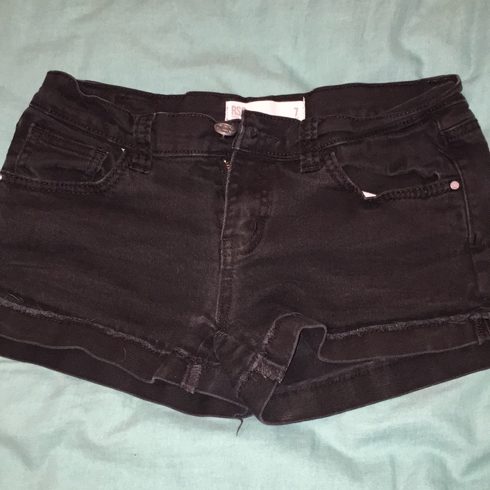 black tillys shorts